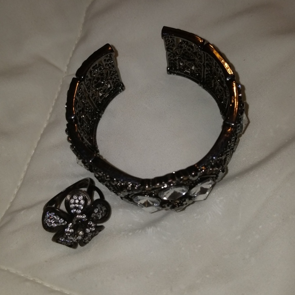 $5 ITEM. black metal and rhinestone bracelet & earrings - Picture 4 of 6